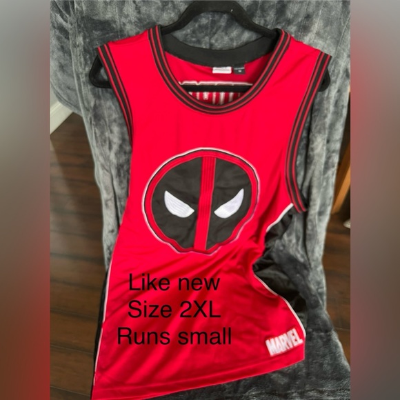 Red Deadpool jersey - Picture 2 of 2